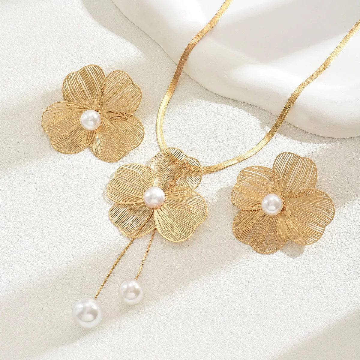 Floral Pearl Necklace and Earring Set - Image 2
